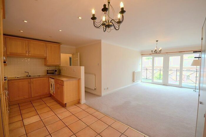 2 Bedroom Flat To Rent In Henderson Court, Holden Road, London, N12