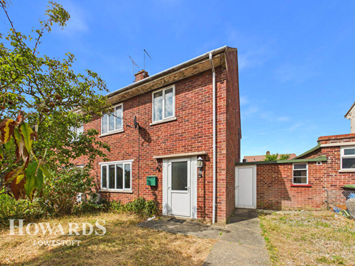 3 Bedroom Semi Detached House For Sale In Briarwood Road, Lowestoft, NR33