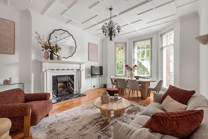 2 Bedroom Flat To Rent In Oakwood Court, Kensington, W14