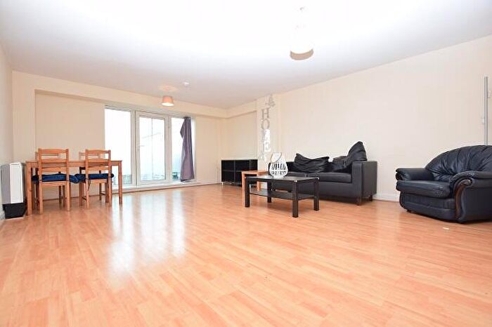 3 Bedroom Apartment To Rent In Royal Plaza, Westfield Terrace, S1