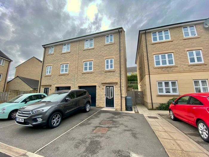 4 Bedroom Town House To Rent In Tennyson Avenue, Lindley, Huddersfield, HD3