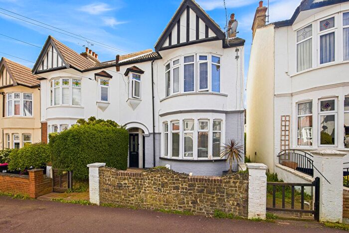 2 Bedroom Flat For Sale In Dawlish Drive, Leigh-On-Sea, SS9