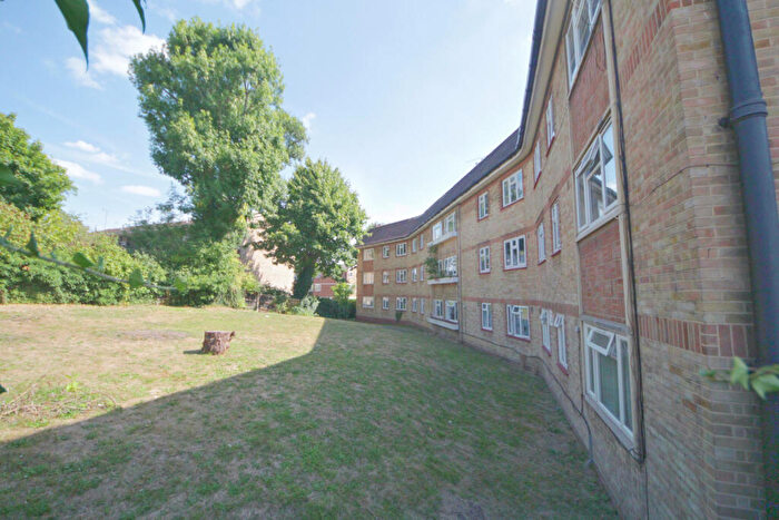 2 Bedroom Flat To Rent In Chelmsford Road, N14