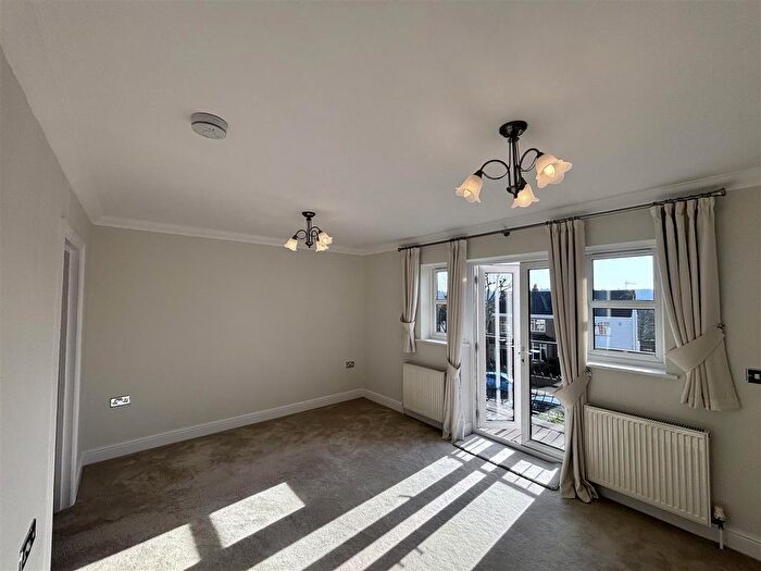 2 Bedroom Flat To Rent In Castle Avenue, London, E4