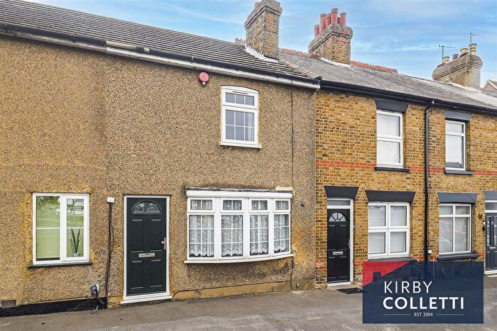 2 Bedroom Terraced House To Rent In Amwell Street, Hoddesdon, EN11