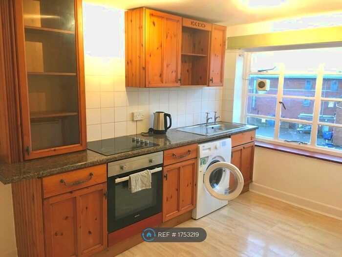 2 Bedroom Flat To Rent In Wood Street, Calne, SN11