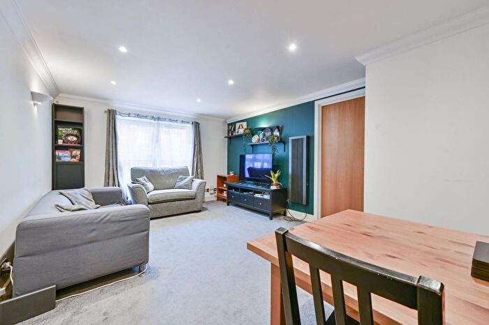 2 Bedroom Flat To Rent In Chelsea Court, Islington, London, N1