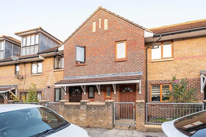 3 Bedroom Terraced House For Sale In Corn Way, London, E11