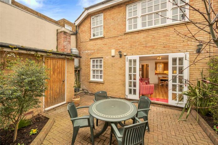 2 Bedroom Apartment To Rent In Albany Mews, Barnsbury Park, N1