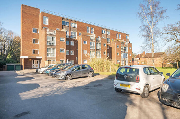 2 Bedroom Apartment For Sale In Bath Road, Reading, Berkshire, RG30