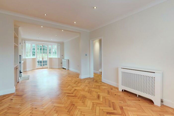 4 Bedroom Semi-Detached House To Rent In Hill Rise, Hampstead Garden Suburb, NW11