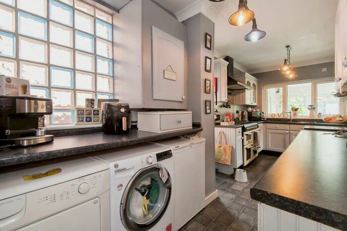 4 Bedroom Detached House For Sale In Margam Avenue, Southampton, SO19