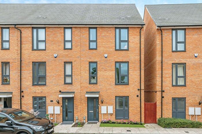 4 Bedroom End Of Terrace House For Sale In Lance Street, Rainham, Essex, RM13