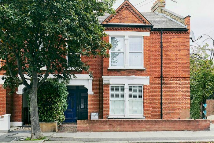 2 Bedroom Maisonette To Rent In Thames Road, Chiswick, W4