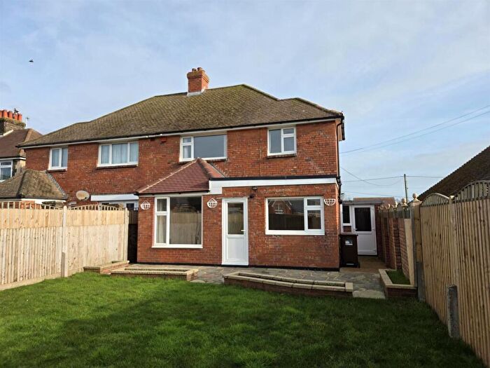 3 Bedroom Semi-Detached House For Sale In Station Road, Hailsham, BN27