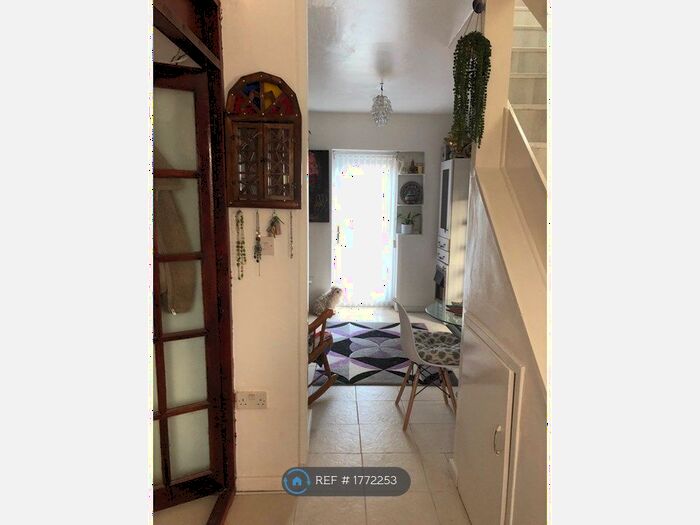 3 Bedroom Semi-Detached House To Rent In Paulden Drive, Many, M35