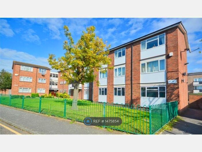 2 Bedroom Flat To Rent In Tolbut Court, Romford, RM1