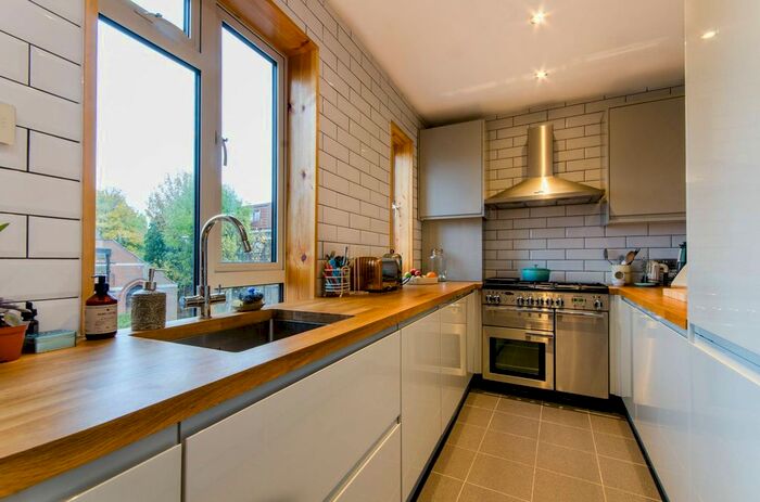 3 Bedroom Flat To Rent In Green Lanes, Winchmore Hill, London, N21