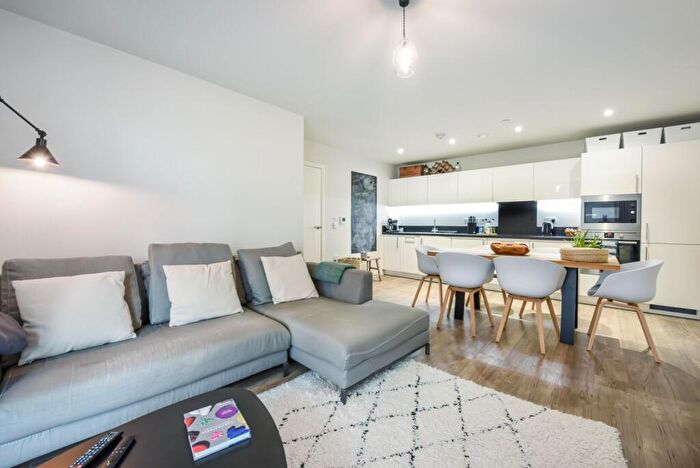 2 Bedroom Flat To Rent In Kingfisher Heights, E16