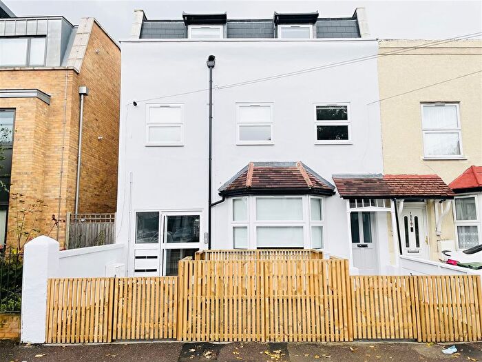 3 Bedroom Flat To Rent In Vicarage Road, London, E10