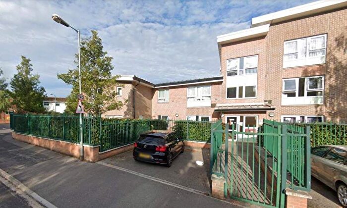 2 Bedroom Flat To Rent In Lincoln Gardens, Bristol, BS5