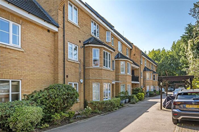 2 Bedroom Flat To Rent In Bayswater Close, Palmers Green, London, N13