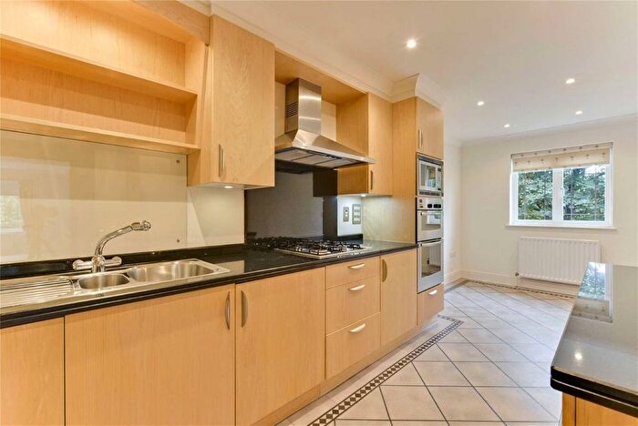 3 Bedroom Flat To Rent In Old Avenue, Weybridge, KT13