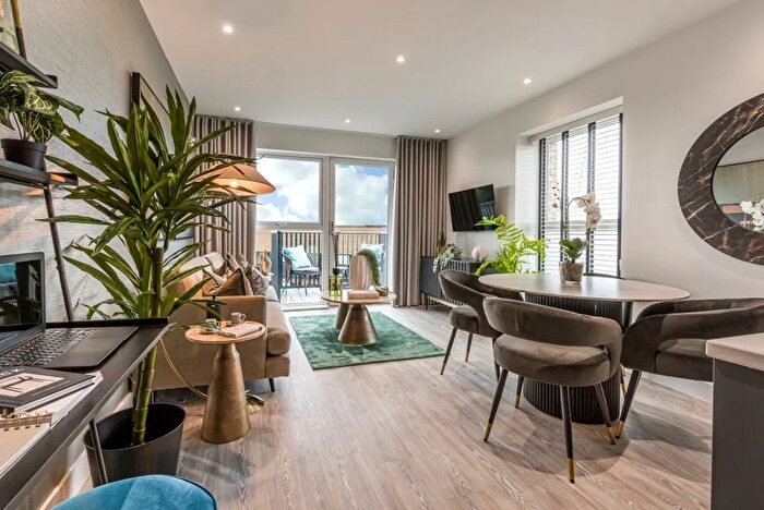 2 Bedroom Flat For Sale In Flat Kew Bridge Rise, Brentford, TW8