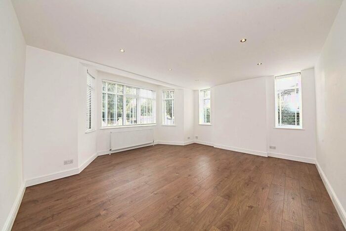 3 Bedroom Flat To Rent In Wykeham Road, Hendon, London NW4