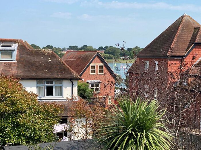 3 Bedroom Link Detached House To Rent In River Green, Hamble, SO31