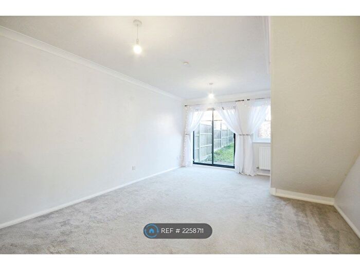 2 Bedroom End Of Terrace House To Rent In Albacore Avenue, Warsash, Southampton, SO31