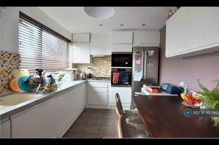 2 Bedroom Maisonette To Rent In Garfield Road, London, E13
