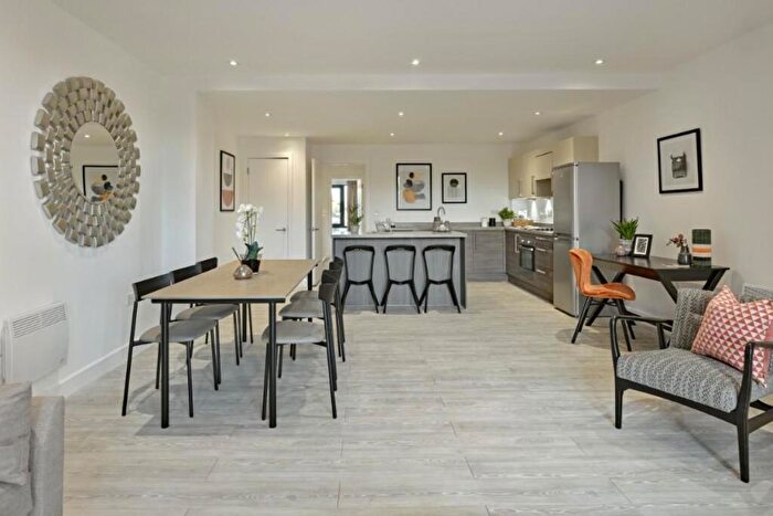 3 Bedroom Flat To Rent In Oxbow, Stephenson House, M5