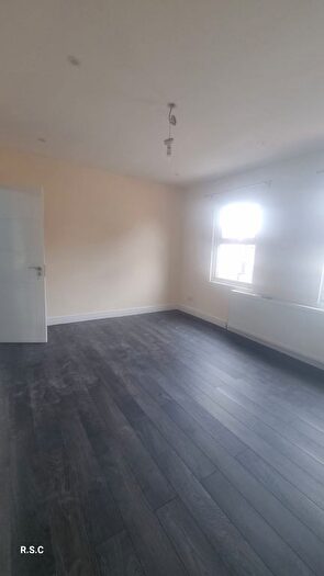4 Bedroom Semi-Detached House To Rent In Vicarage Farm Road, Hounslow, TW3