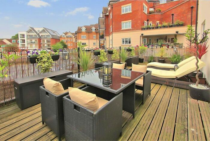 1 Bedroom Flat To Rent In Rosemount Avenue, West Byfleet, Surrey, KT14