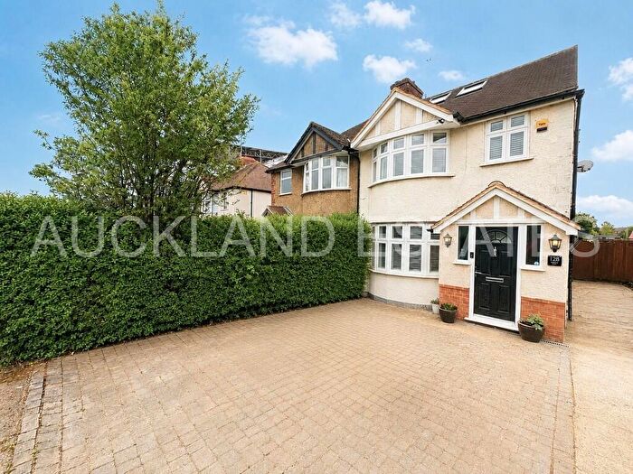 4 Bedroom Semi-Detached House For Sale In Auckland Road, Potters Bar, EN6