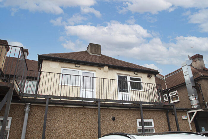 2 Bedroom Flat To Rent In Sparrows Lane, Eltham, London, SE9