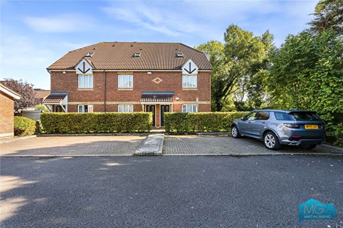 2 Bedroom Apartment For Sale In Dorset Mews, London, N3