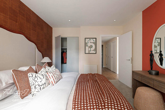 2 Bedroom Apartment For Sale In Gasholder Place, London, SE11