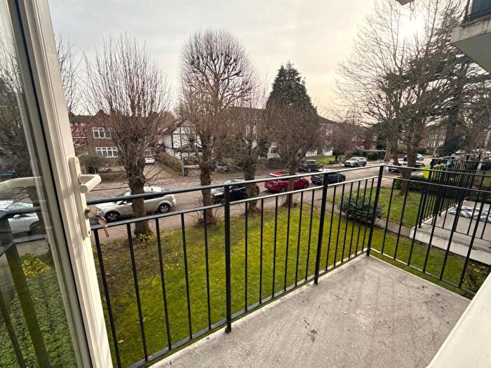 1 Bedroom Flat To Rent In Lovelace Gardens, Surbiton, KT6