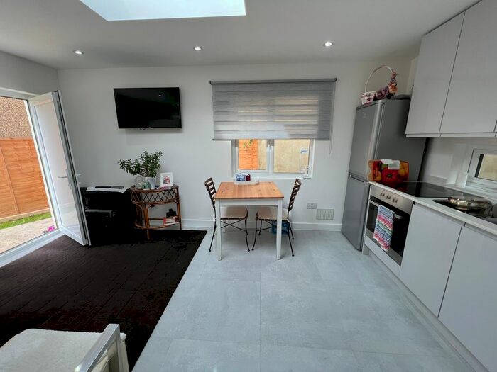 1 Bedroom Detached Bungalow To Rent In Ridge Close, London, NW4