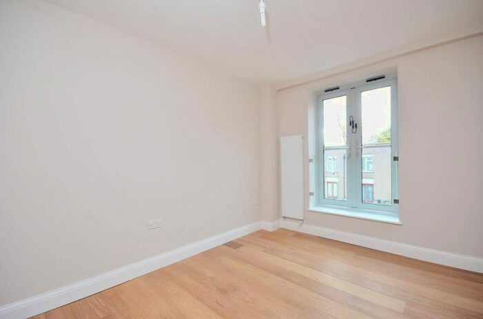 2 Bedroom Flat To Rent In Choumert Road, Peckham, London, SE15