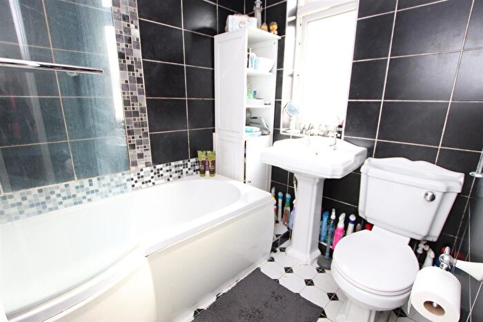 3 Bedroom Semi-Detached House For Sale In Willowfield Crescent, Bradford, BD2