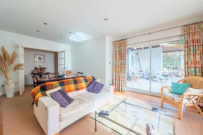 3 Bedroom Bungalow To Rent In Downsview Road, Upper Norwood, London, SE19