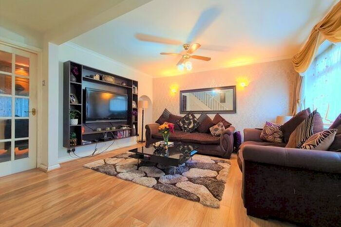 3 Bedroom Semi-Detached House To Rent In Grampian Way, Luton LU3