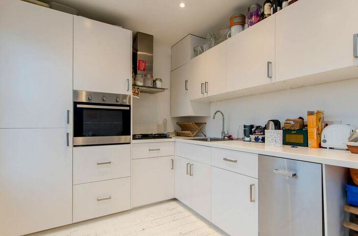 3 Bedroom Flat To Rent In Lambert Road, Brixton Hill, London, SW2