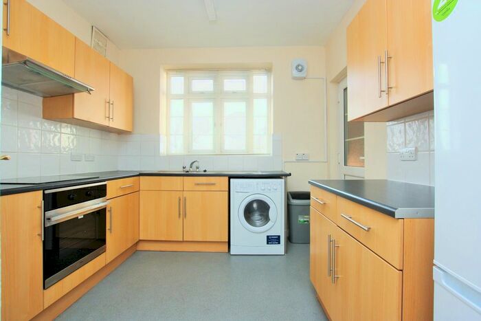 3 Bedroom Property To Rent In Brook Lodge, North Circular Road, Golders Green NW11