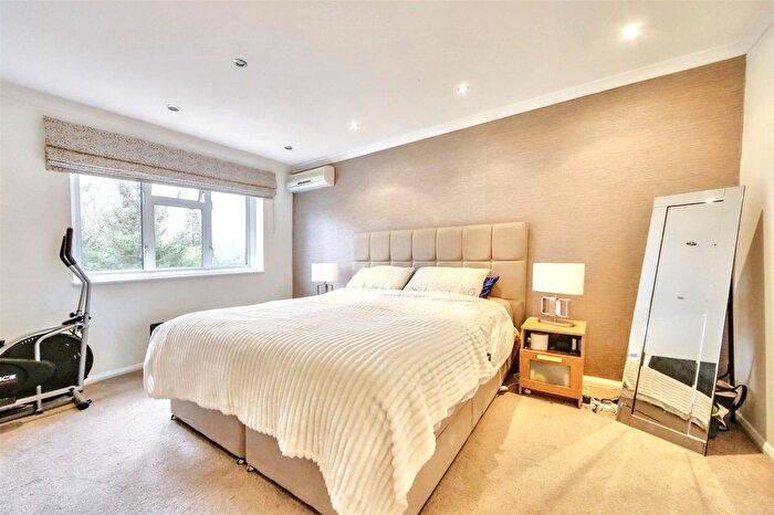 4 Bedroom Detached House For Sale In Craigweil Avenue, Radlett, WD7