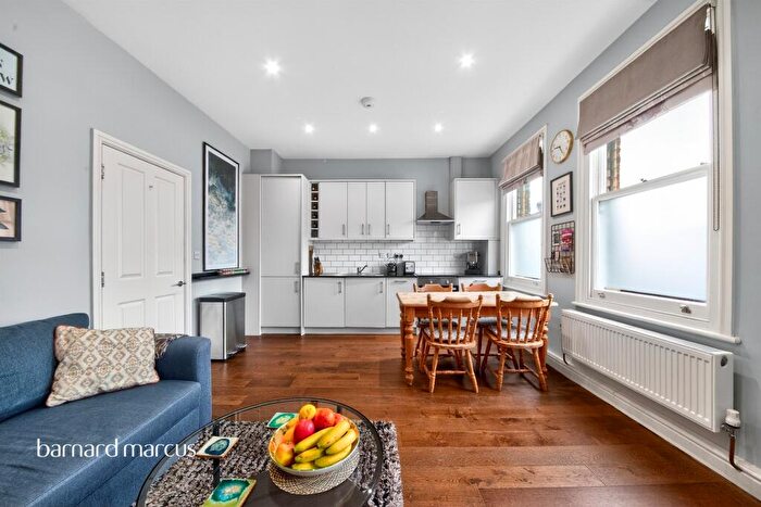 2 Bedroom Flat For Sale In High Road, London, N12