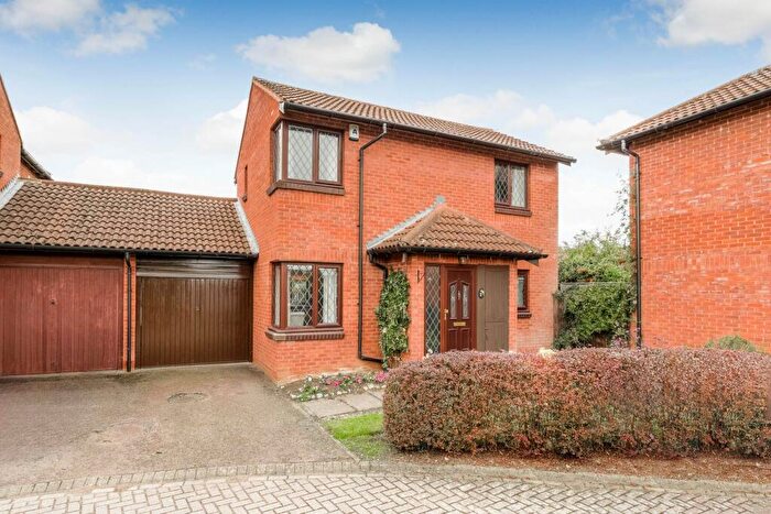 2 Bedroom Detached House For Sale In Lascelles Close, Bolbeck Park, MK15